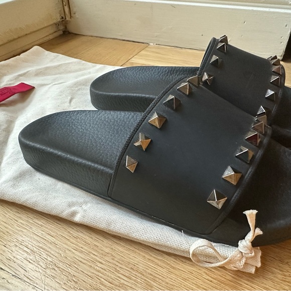 VALENTINO Rockstud Rubber Slider Sandal🖤 Size 37. Good condition! Barely worn - Picture 5 of 8